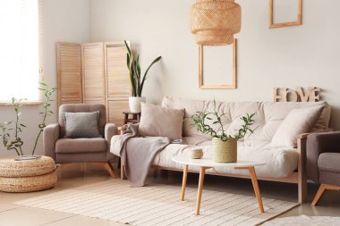 Rahat beyaz kanepesi ve bambu bitkisi olan modern oturma odası.