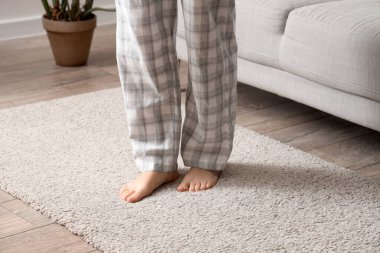 Halıda duran kadın bacakları. Yakın çekim.