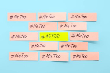 Mavi arkaplanda METOO etiketli kağıt sayfaları
