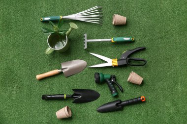 Yeşil çimlerde bahçe malzemeleri seti. Üst görünüm