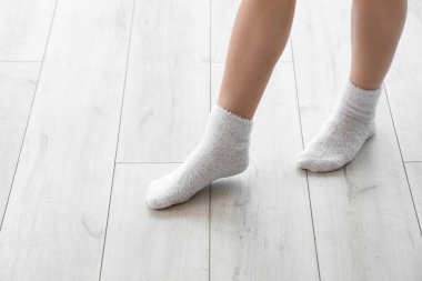 Çoraplı bir kadın, lamine zeminde, kapalı.