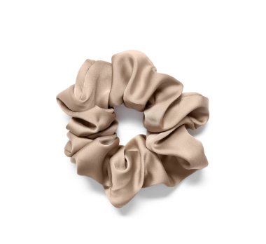 Beyaz arkaplanda modaya uygun ipek saç lastiği