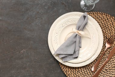Siyah arka planda altın çatal bıçak seti olan güzel bir masa.
