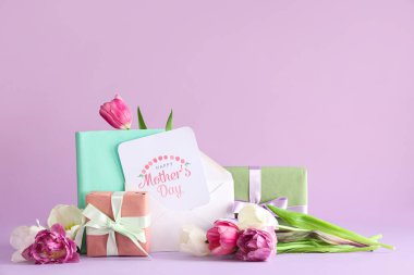 Mesajlı tebrik kartı Mutlu Anneler Günü, güzel laleler ve leylak arkaplanlı hediye kutuları