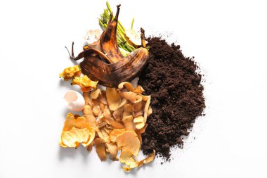 Organik atık ve beyaz arka planda toprak. Gübre geri dönüşüm kavramı