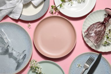 Pembe arka planda filizlenen dalları olan güzel masa ayarları