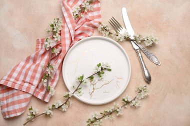 Bej arkaplanda çiçek açan dalları olan güzel masa ayarları