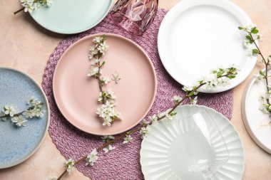 Bej arkaplanda çiçek açan dalları olan güzel masa ayarları