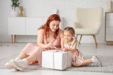 Anne ve çocuk oturma odasında açılış hediyesi. Anneler Günü