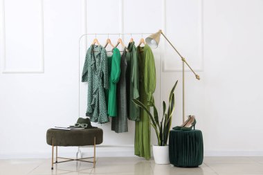 Kadın kıyafetleri ve aksesuarları olan şık bir aydınlatma odası.