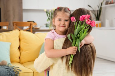 Anneler Günü 'nde annesini selamlayan küçük kız.