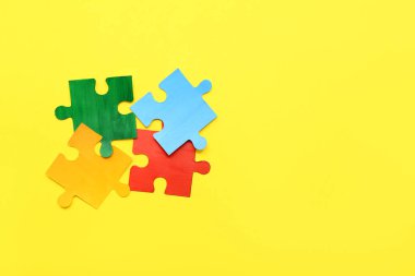 Sarı arka planda renk bulmacası. Otistik bozukluk kavramı