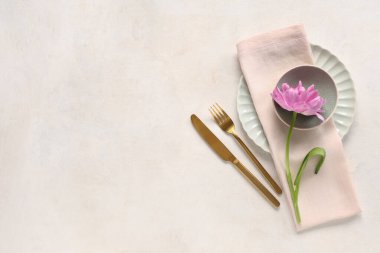 Beyaz arka planda çiçekli masa ayarı. Anneler Günü konsepti