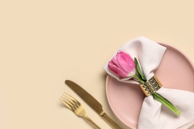 Bej arkaplanlı lale tablosu. Anneler Günü konsepti