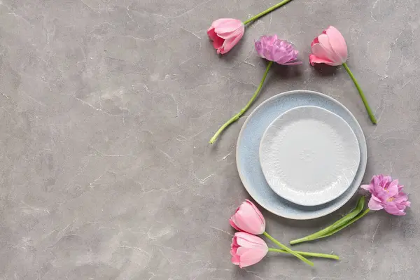 Tischdecke Mit Tulpen Auf Grauem Grunge Hintergrund Muttertagskonzept — Stockfoto