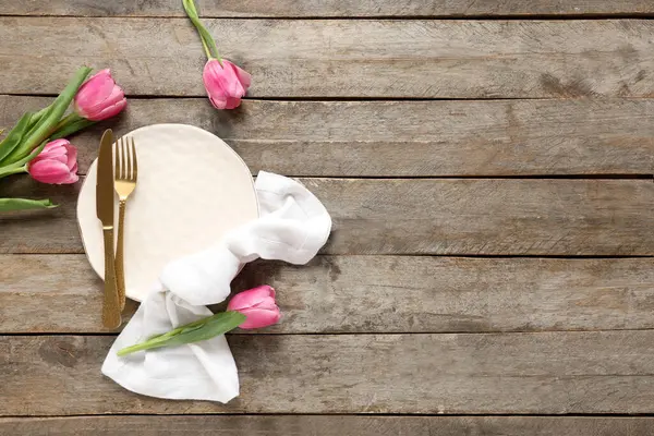 Tischdekoration Mit Tulpen Auf Holzgrund Muttertagskonzept — Stockfoto