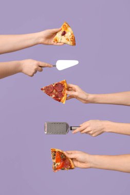 Leylak arka planında pizza dilimleri, rende ve spatula tutan bir sürü el.