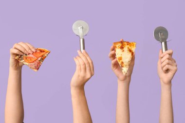 Leylak arka planında pizza dilimleri ve pizza kesicileri tutan bir sürü el.