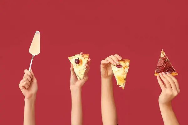Muitas Mãos Segurando Fatias Pizza Espátula Fundo Vermelho Imagens De Bancos De Imagens Sem Royalties