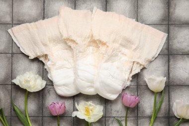 Koyu renkli çiçekli iç çamaşırı.