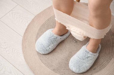 Adet donlu kadın klozete oturmuş, yakın plan.