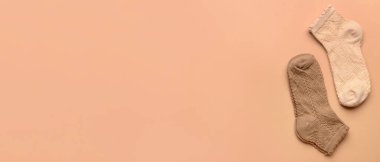 Bej arkaplanda şık çoraplar ve metin için boşluk