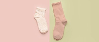 Açık renk arkaplanda şık çoraplar