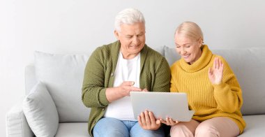 Yaşlı çiftin evde görüntülü sohbeti.