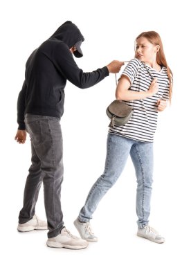 Soyguncu beyaz arka planda genç bir kadından çanta çalmaya çalışıyor. Nefsi müdafaa kavramı