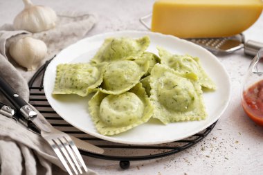 Beyaz arka planda lezzetli bir ravioli tabağı