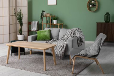 Koltuğu, masası ve sandalyesi olan şık bir oturma odası.