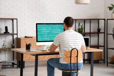 Ofiste bilgisayarla çalışan erkek programcı, arka plan