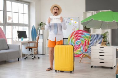 Ofis çalışanının elinde bürodan gelen mesajlarla çığlık atması. Yaz tatili kavramı