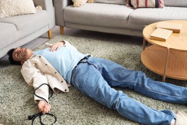 Yanmış suratlı ve evde yerde yatan elektrik çarpmış bir adam.