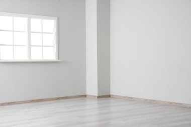 Pencereli ve katlı boş odayı görüntüle