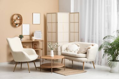 Oturma odasının iç tarafındaki masada açan dallar.