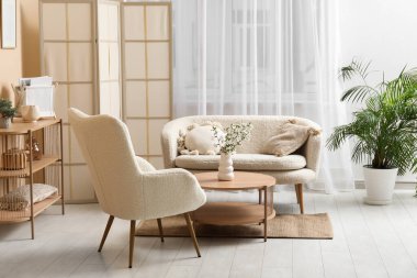 Oturma odasının iç tarafındaki masada açan dallar.