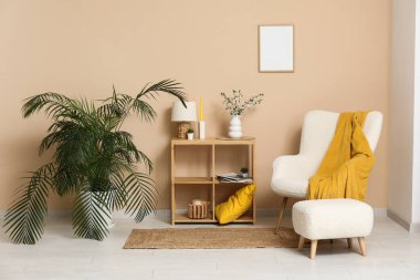 Şık bir oturma odasının içindeki raflarda çiçek açan dallar.