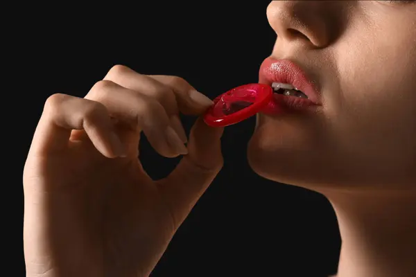Young Woman Condom Dark Background Closeup Sex Concept — Stock Photo, Image
