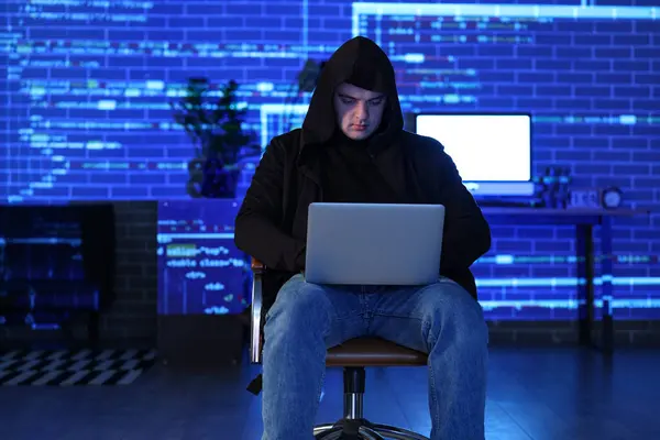 Hacker Mit Laptop Sitzt Dunklen Raum — Stockfoto