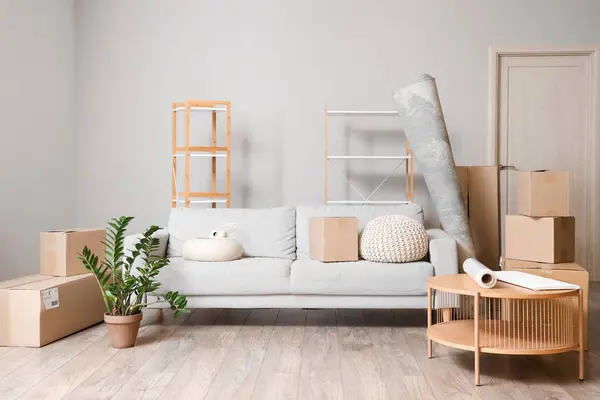 Kartons Mit Sofa Und Gerolltem Teppich Umzugstag Wohnzimmer — Stockfoto