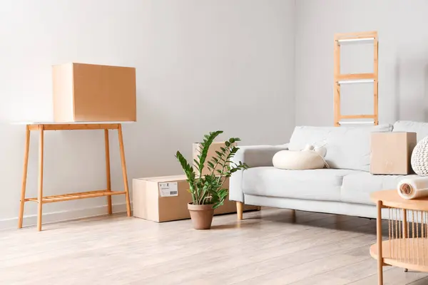 Kartons Mit Sofa Und Tisch Wohnzimmer Umzugstag — Stockfoto
