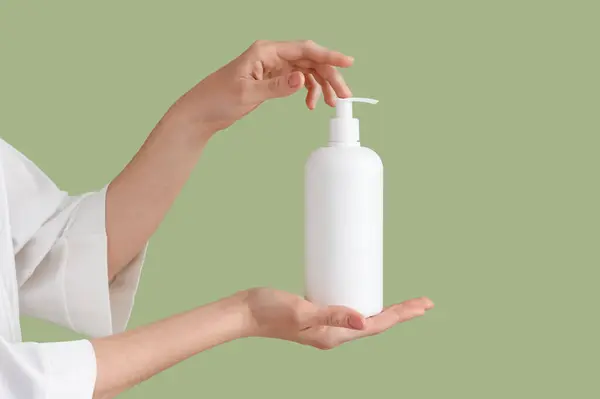 Woman Holding Bottle Cream Green Background — Stock Photo, Image