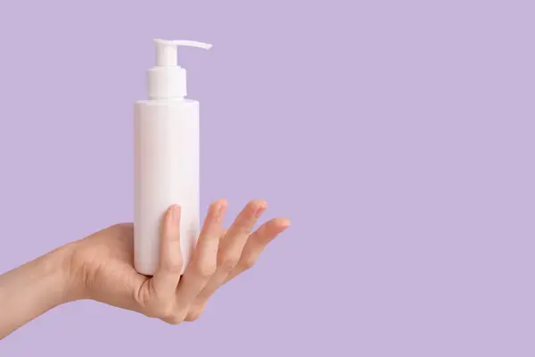 Weibliche Hand Mit Einer Flasche Natürlicher Creme Auf Fliederfarbenem Hintergrund — Stockfoto
