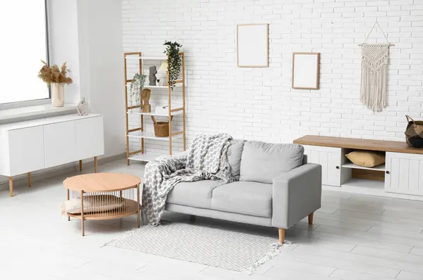 Modernes Interieur Des Wohnzimmers Mit Stilvollem Sofa Und Tisch — Stockfoto