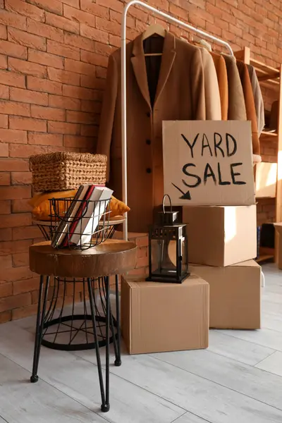 Cardboard Text Yard Sale Various Unwanted Things Brick Wall Room — Stock Photo, Image
