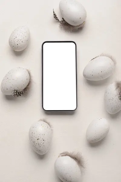 Композиция Современным Мобильным Телефоном Пасхальные Яйца Светлом Фоне — стоковое фото
