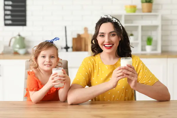 Schöne Pin Frau Und Ihre Tochter Mit Milchgläsern Der Küche — Stockfoto