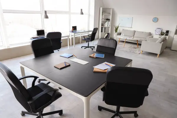 Tisch Sessel Tafel Und Schreibwaren Für Geschäftstreffen Stilvollen Konferenzsaal Vorbereitet — Stockfoto