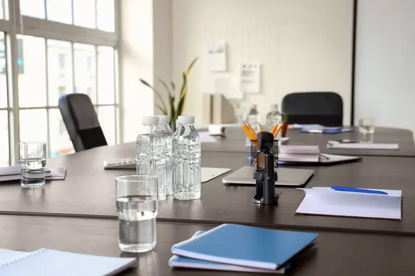 Tisch Mit Wasser Für Besprechungen Büro Vorbereitet Nahaufnahme — Stockfoto